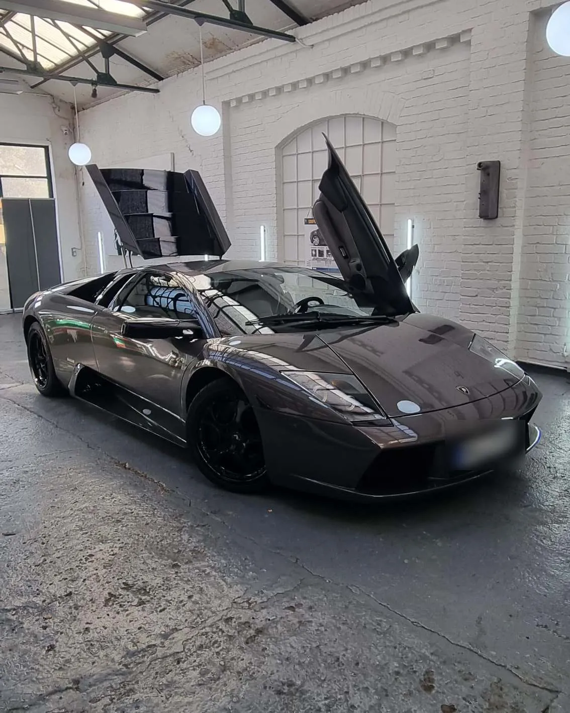 Lamborghini Murciélago mit geöffneten Flügeltüren in der Werkstatt